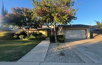 Single story home located in Lakewood Elementary School District!