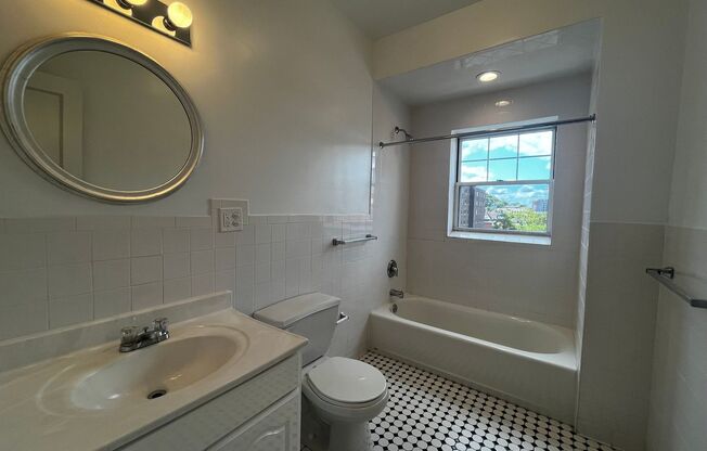 2 beds, 1 bath, 1,245 sqft, $2,000, Unit Old King Edward 58