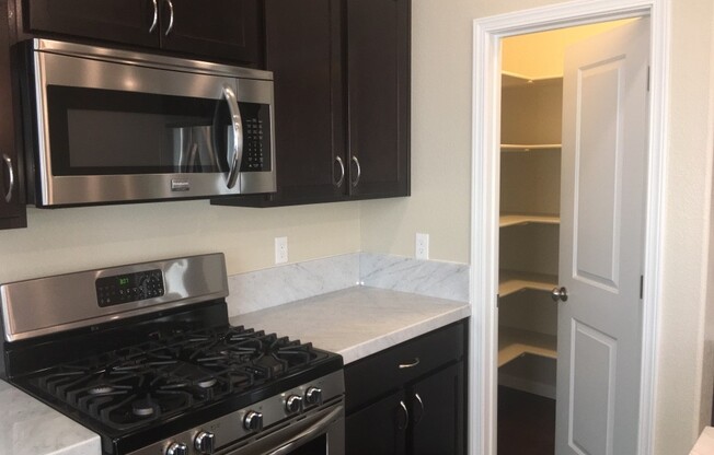 Gorgeous Townhouse - Built 2017 Southwest Central Reno on Cul-de-Sac