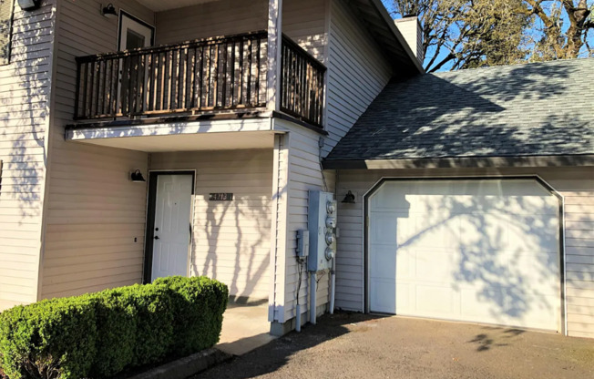 **$500 OFF THE 2ND MONTH'S RENT** Beautifully Remodeled 3 Bedroom Townhome w/ Garage, W/D, Fireplace, and Private Balcony & Patio!