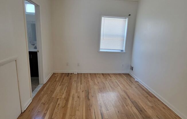 1 bed, 1 bath, $1,100, Unit Rear