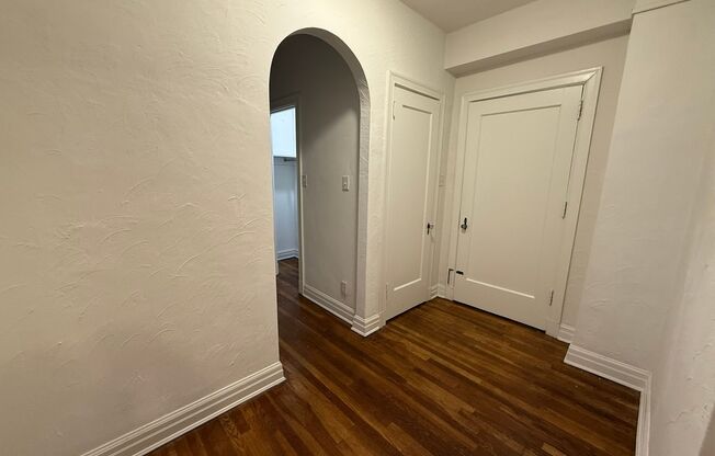 1 bed, 1 bath, 962 sqft, $1,510, Unit New King Edward  306