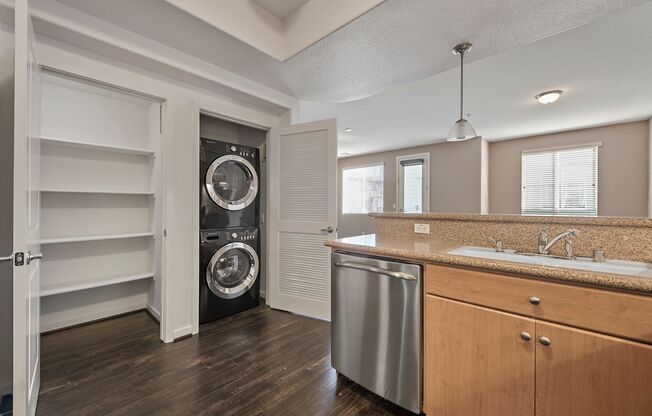 Luxury 2 Bedroom, 2.5 Bath Townhome Near Downtown's Japan Town