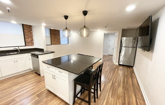 4 beds, 2 baths, $8,000, Unit 26