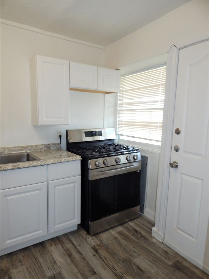638 Glazebrook Unit 2 - 2/Bed 1/Bath - $850/month