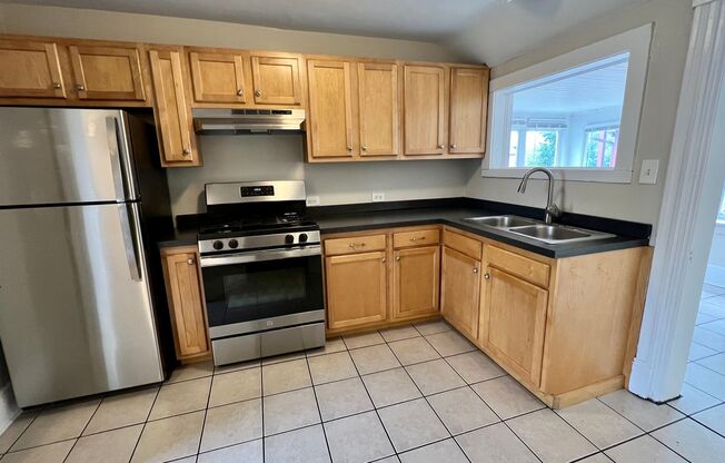 3 beds, 1 bath, 1,300 sqft, $1,595, Unit 225 Lyon NE - Apt B