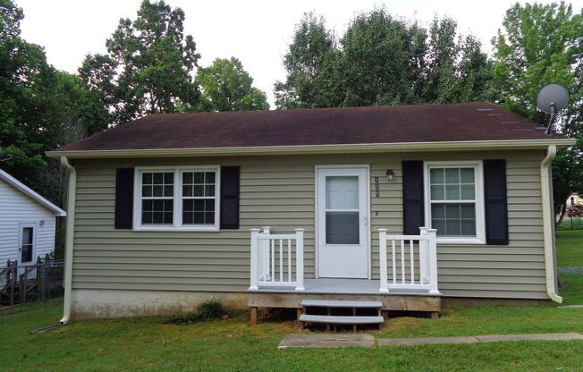Cute House-Nice Yard!