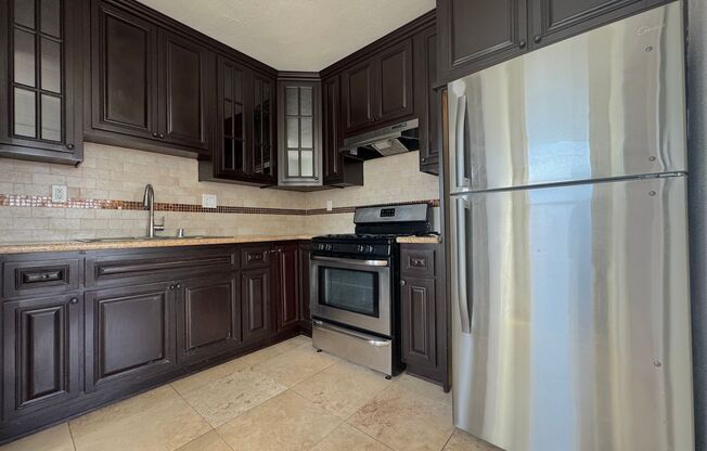 Beautiful Top Floor 2-Bedroom in the Heart of Mid Wilshire