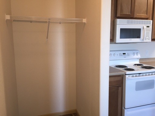 3 beds, 2 baths, $1,425, Unit 313