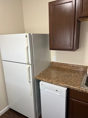 2 beds, 1 bath, 764 sqft, $2,100, Unit 1-27
