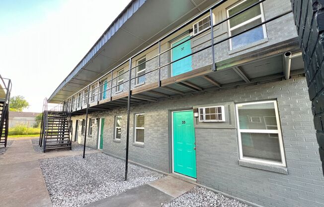 2 beds, 1 bath, 700 sqft, $725, Unit APT 4