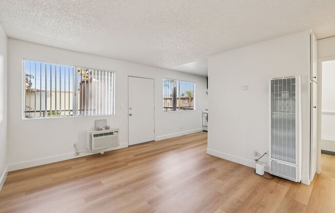 2 beds, 1 bath, 700 sqft, $2,128, Unit 545-1001