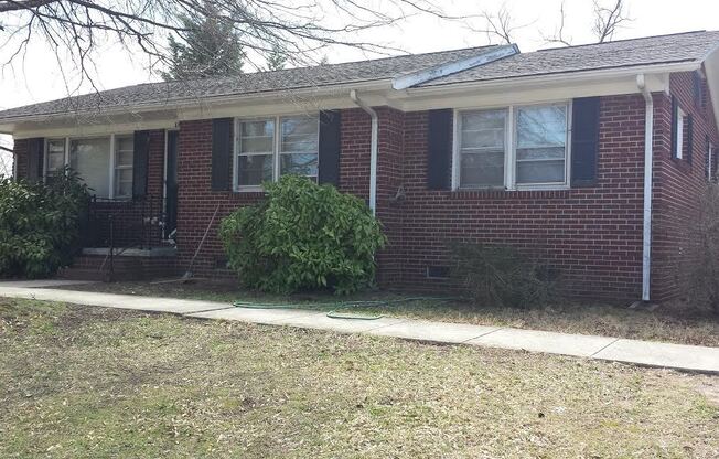 3 BR with deck conveninent to Four Seasons Mall