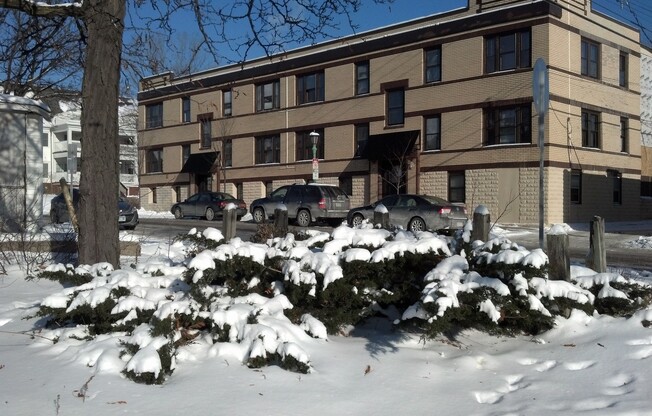 Classic Vintage apartments in Fantastic Midway location