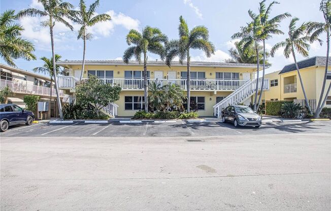 CENTRALLY LOCATED RENOVATED 1 BED 1 BATH CONDO WITH PARKING