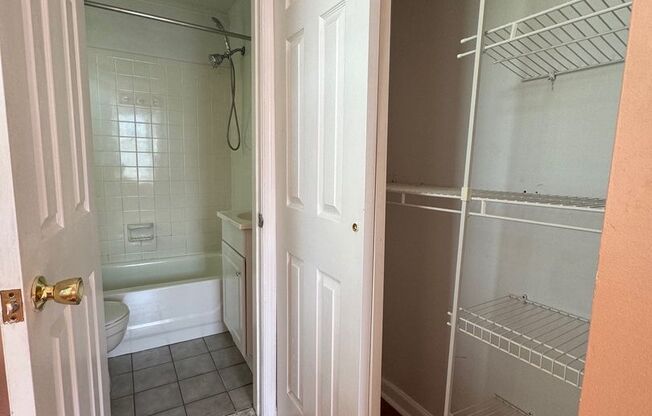 1 bed, 1 bath, $1,095, Unit Unit 2