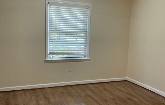 Spacious 2 Bedroom Apartment Available Now!