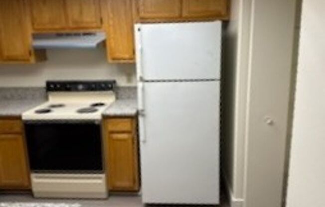 *NEW APPLIANCES*NEW FLOORING*LAKEVIEW CONDOS