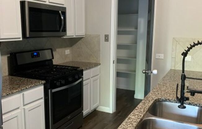 3 bed 2 ba townhome in South Austin