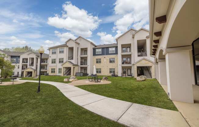 the preserve at ballantyne commons apartments courtyard and exterior