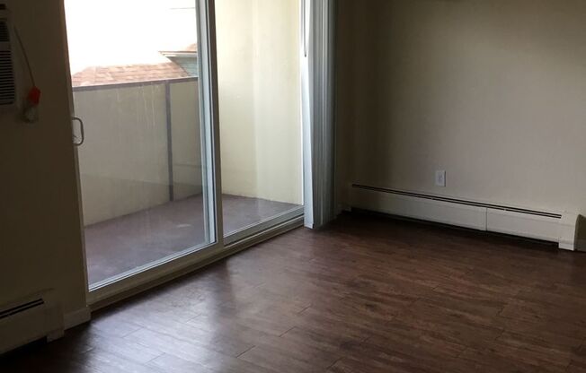 Studio, 1 bath, 400 sqft, $1,100, Unit 305