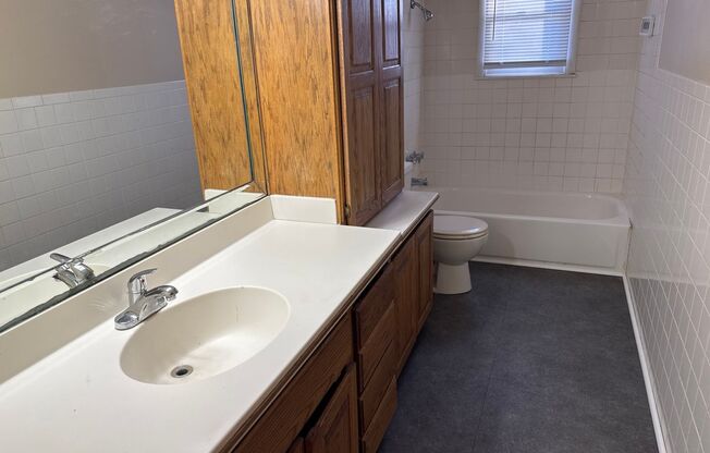 3 beds, 2 baths, $1,095