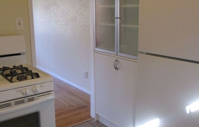 2 beds, 1 bath, $2,300, Unit D