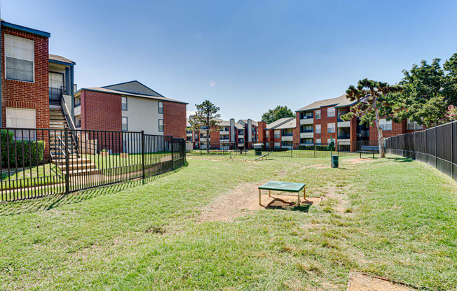 the preserve at ballantyne commons yard with fence and picnic table