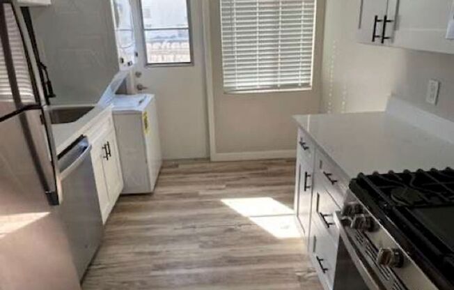 2 beds, 1 bath, $2,495, Unit 4067-1/2