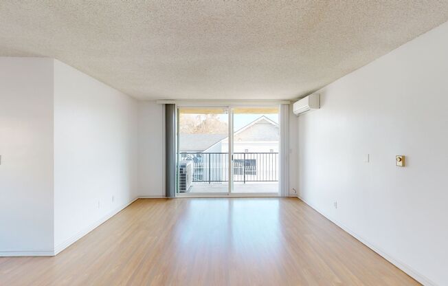 Beautiful, Centrally Located, 1 Bedroom 1 Bath Condo in Pasadena with Parking