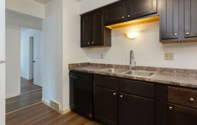 3 beds, 1 bath, $1,650, Unit 1432-2