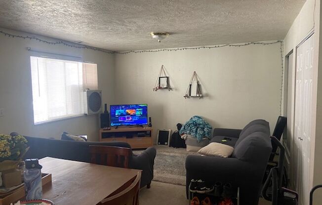 2 beds, 1 bath, 950 sqft, $1,075, Unit Unit 5