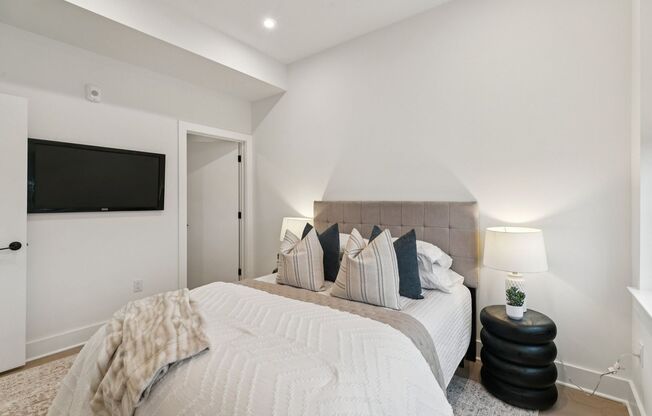 1 bed, 1 bath, 700 sqft, $1,696, Unit 402