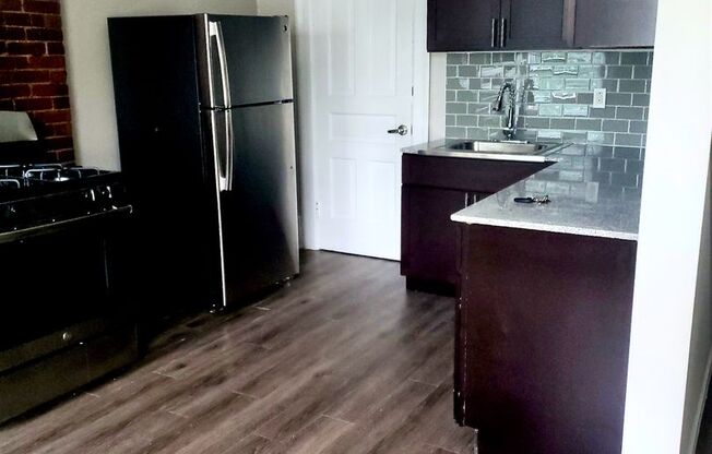 *** Amazing Shadyside Location * Beautiful Apartment Available Now * Walk to Ellsworth & Walnut St. * Renovated ***