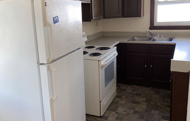 2BR SINGLE FAMILY IN HANDY LOCATION, PARKING, HUGE FRONT YARD, AFFORDABLE