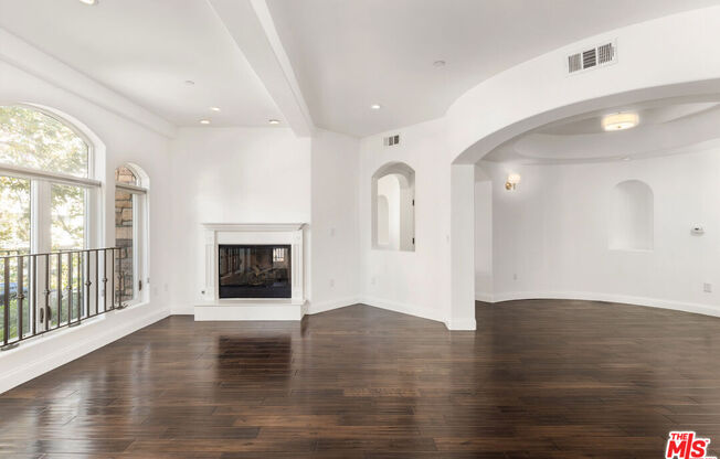 320 S Swall Dr Apt 4