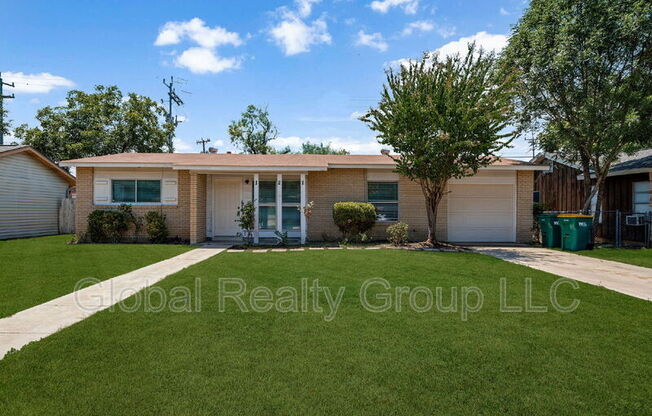 121 ROSEWOOD DR