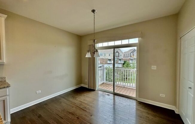 Beautiful 2 bedroom unit plus Loft in Emerson Park of Naperville