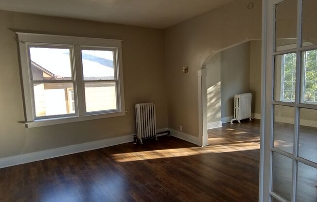 3 beds, 1 bath, $1,400, Unit 3