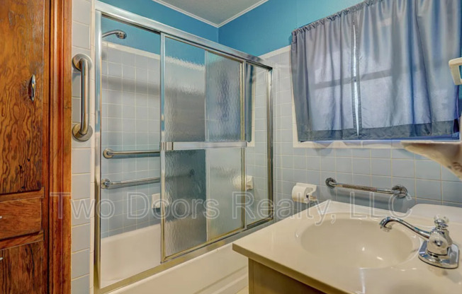1221 NE 44 ST