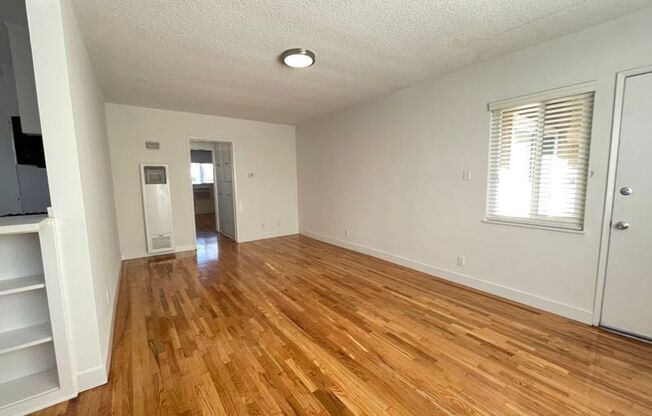 2 beds, 1 bath, 850 sqft, $3,075, Unit 105#12