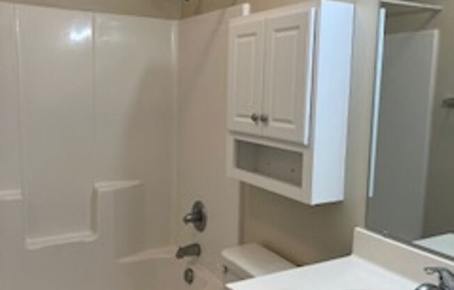 2 beds, 1 bath, 940 sqft, $1,200, Unit 135E