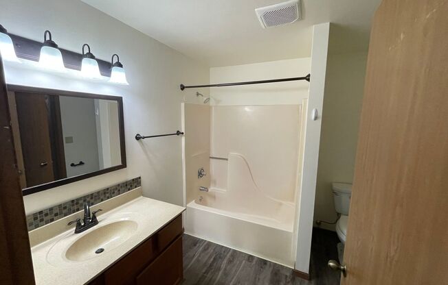 3 beds, 1 bath, 1,040 sqft, $1,695, Unit 3164-306