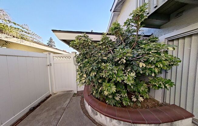 Wonderful 3 Bedroom Townhouse in Laguna Hills!