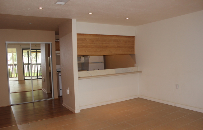 2/1 Condo with screened porch and community pool