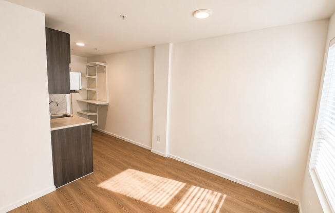 Studio, 1 bath, 190 sqft, $1,095, Unit 415