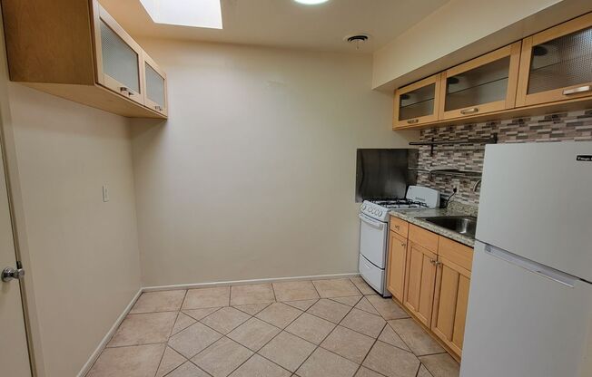 1 bed, 1 bath, 600 sqft, $1,250, Unit 127B