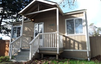 Super Cute & Renovated 3 Bedroom Cottage in Seattle for Rent!!