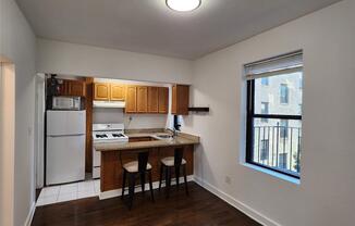 2 beds, 1 bath, $2,500, Unit 3E