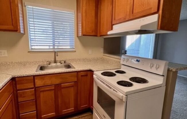 1 bed, 1 bath, 700 sqft, $1,595, Unit 36